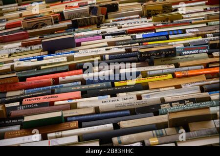 Bratislava, Slowakei. 2020/01/26. Eine Ausstellung von Stapeln alter Bücher im Rahmen der Ausstellung von Matej Krén. Stadtgalerie Bratislava. Stockfoto