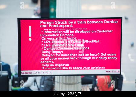 Edinburgh, Großbritannien. März 2020. Bild: Schild mit Hinweis auf verspäteten Service, da eine Person von einem Zug zwischen Dunbar und Prestonpans getroffen wurde. Waverley Station während der Hauptverkehrszeit während der Coronavirus Pandemie. Was normalerweise ein Hektik sein würde, voll von Pendlern, die versuchen, nach Hause zu kommen, eine mehr oder weniger leere Wohnung. Kredit: Colin Fisher/Alamy Live News Stockfoto