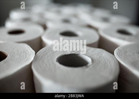 toilettenpapier, das auf einem Schreibtisch in einem Haus zusammengerunzt ist Stockfoto