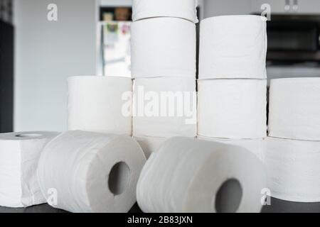 toilettenpapier, das auf einem Schreibtisch in einem Haus zusammengerunzt ist Stockfoto