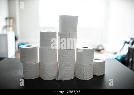 toilettenpapier, das auf einem Schreibtisch in einem Haus zusammengerunzt ist Stockfoto