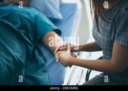 Arzt oder Pfleger, der die Hände älterer Frauen hält. Stockfoto