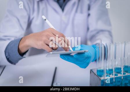 Ärzte verwenden Tabletten, um Behandlungsergebnisse zu analysieren und medizinische Wissenschaft zu studieren. Stockfoto