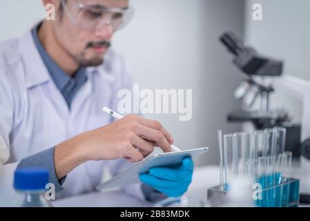 Ärzte verwenden Tabletten, um Behandlungsergebnisse zu analysieren und medizinische Wissenschaft zu studieren. Stockfoto