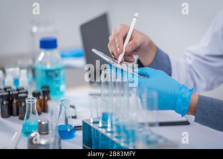 Ärzte verwenden Tabletten, um Behandlungsergebnisse zu analysieren und medizinische Wissenschaft zu studieren. Stockfoto