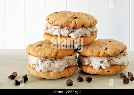 Gruppe von Schokoladenchip-Cookie-Eiscreme-Sandwiches mit weißem Holzhintergrund Stockfoto