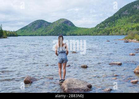 Frau, die die schöne Aussicht auf Jordan Pond im Acadia National Park Maine USA genießt Stockfoto