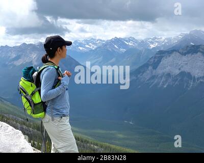 Frau, die durch die kanadischen Rockies am Mount Rundle im Banff National Park in Alberta Kanada wandert Stockfoto