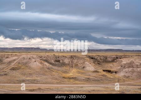 Dunkle stürmische Wolken über der Prärie - Pawnee National Grasland im Norden Colorados nahe der Grenze zu Wyoming in der Winter- oder Frühfrühlingslandschaft Stockfoto