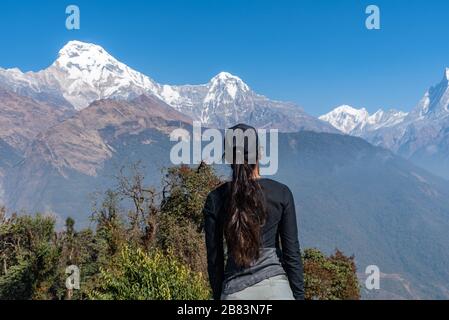 Frau, die die schöne Aussicht auf die Berge in der Pokhara-Region Nepal genießt Stockfoto