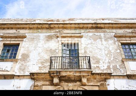 Der Balkon im ersten Stock eines baufälligen Gebäudes in El Puerto de Santa Maria, Provinz Cadiz, Andalusien Stockfoto