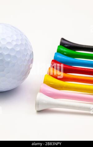 Golf-Set - Ball mit T-Shirts. Golf-T-Shirts in den Regenbogenfarben. Stockfoto