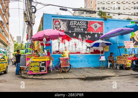 Stände am Fuß der Escadaria Selaron (Selaron Steps), die von den Künstlern Jorge Selaron und Brazil Wold Cup Mural, Rio de Janeiro, Brasilien, geschaffen wurden Stockfoto