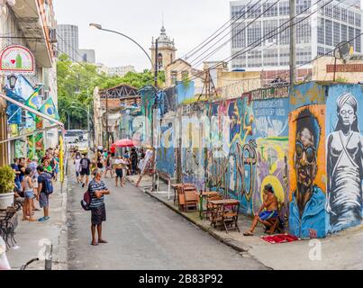 Belebte Straßenszene mit farbenfrohen Wandbildern der Escadaria Selaron (Selaron Steps), die vom Künstler Jorge Selaron, Rio de Janeiro, Brasilien, geschaffen wurden Stockfoto