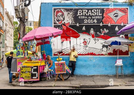 Stände am Fuß der Escadaria Selaron (Selaron Steps), die von den Künstlern Jorge Selaron und Brazil Wold Cup Mural, Rio de Janeiro, Brasilien, geschaffen wurden Stockfoto