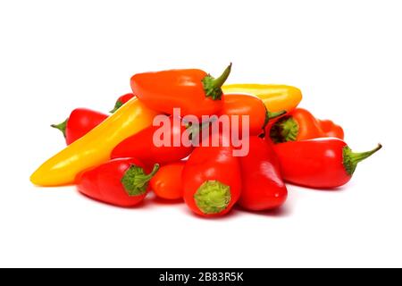 Haufen von Mini-Paprika, gelb, rot und orange isoliert auf weißem Hintergrund Stockfoto