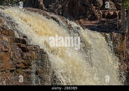 Wasser, das über den Brink auf den Lower Gooseberry Falls in Minnesota strömt Stockfoto