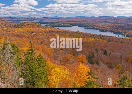 Herbstfarben von einem Mountain Peak in den Adirondak Mountains in New York Stockfoto