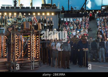 Darsteller im Londoner Stratford Olympic Stadium 2012 während der Eröffnungsfeier Kleid rehersal Stockfoto