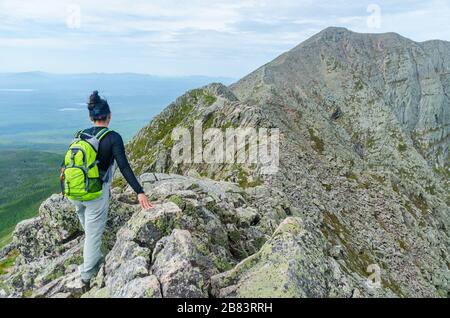 Frau, die auf dem Knife Edge Trail des Mount Katahdin Northeast Piscataquis Maine USA spaziert Stockfoto