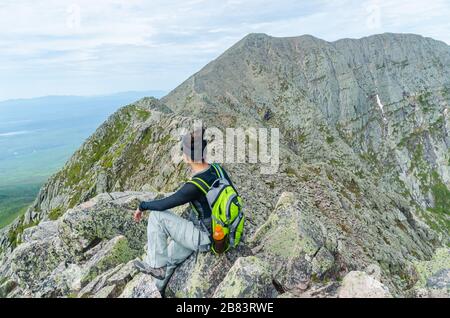 Frau, die auf dem Knife Edge Trail des Mount Katahdin Northeast Piscataquis Maine USA spaziert Stockfoto