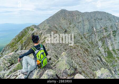 Frau, die auf dem Knife Edge Trail des Mount Katahdin Northeast Piscataquis Maine USA spaziert Stockfoto