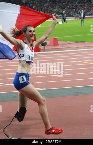 100 m T44 Goldmedaillenspringerin der Frauen Marie-Amelie Le fur feiert mit französischer Flagge bei den Sommer-Paralympics 2012 Stockfoto