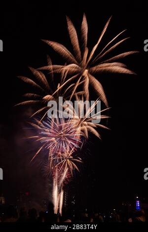 Mehrfarbiges Feuerwerk im Porträtbildmodus während des Thames Festival 2012 in London Stockfoto