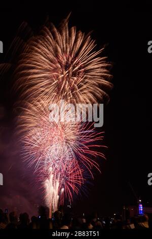 Mehrfarbiges Feuerwerk im Porträtbildmodus während des Thames Festival 2012 in London Stockfoto