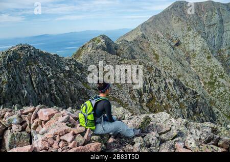 Frau, die auf dem Knife Edge Trail des Mount Katahdin Northeast Piscataquis Maine USA spaziert Stockfoto