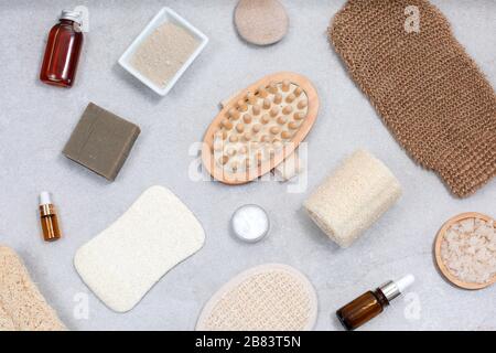 Set umweltfreundlicher Schwämme für Körperpflege und natürliche Kosmetik Stockfoto