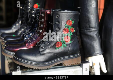 Urban Schuhe zum Verkauf auf dem berühmten Camden Market im Norden Londons, Großbritannien Stockfoto