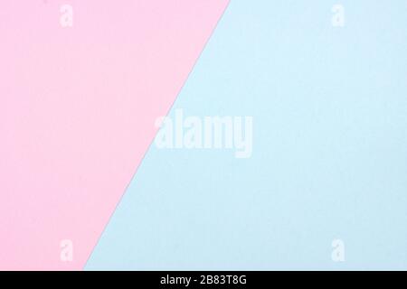 Pastellpinkfarbener und blauer Papiertextur abstrakter Hintergrund. Außerhalb der Mitte, Winkel. Stockfoto