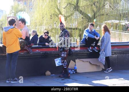 Punks auf der Regents Canal Bridge in Camden Lock, im Norden Londons, Großbritannien Stockfoto