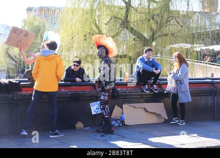 Punks auf der Regents Canal Bridge in Camden Lock, im Norden Londons, Großbritannien Stockfoto