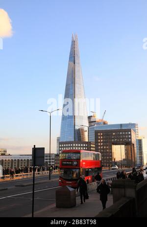 Blick über die London Bridge in Richtung Shard zur Hauptverkehrszeit im Winter, in Großbritannien Stockfoto