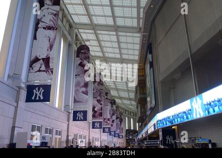 Hängende Fotos berühmter Baseballspieler auf dem Flur des New York Yankees Stadium Stockfoto