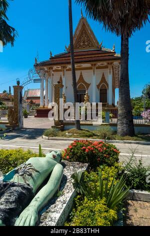 Battambang, Kambodscha, Asien: Skulptur vor der Pagode des Tempels Wat Tahm rai gesehen Stockfoto