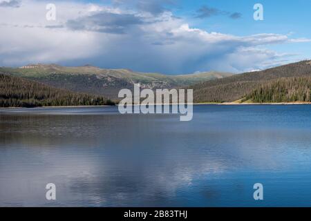 Blick nach Norden zum Staudamm auf dem Long Draw Reservoir mit umliegenden Bergen im Rocky Mountain National Park. Stockfoto