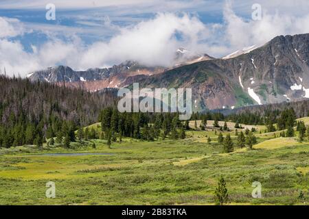 Die Sommerzeit von Never liegt südlich des Long Draw Reservoirs. Dies ist ein Blick vom Grand View Campground im Roosevelt National Forest, Colorado. Stockfoto