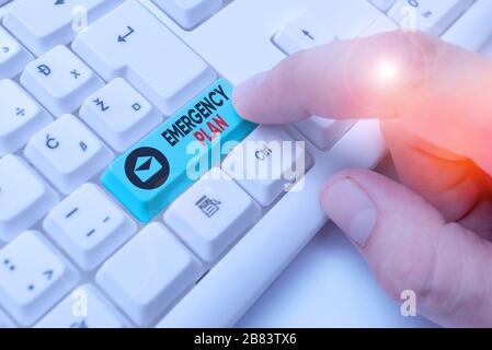 Konzeptionelle Handarbeit mit Notfallplan. Konzept bedeutet Handlungsverlauf, um den Schaden potenzieller Ereignisse zu mindern Stockfoto