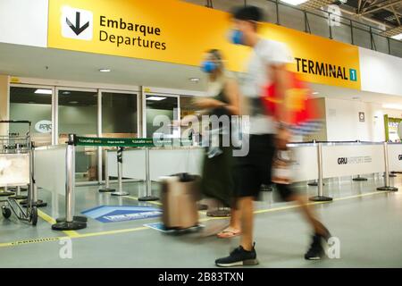 Guarulhos, Sao Paulo, Brasilien. März 2020. (INT).internationaler Flughafen in Guarulhos Sao Paulo inmitten von Coronavirus.März 2020, Guarulhos, Sao Paulo, Brasilien: Bewegung der Menschen auf dem Internationalen Flughafen Sao Paulo in Guarulhos in Sao Paulo diesen Donnerstag (19).Credit:Fepesil/Thenews2 Credit: Fepesil/TheNwire2 Live/Zamy News Stockfoto