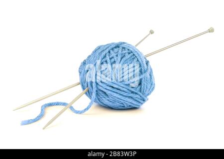 Ball of blue yarn with knitting needles isolated on white Stockfoto