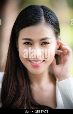 Portrait Nahaufnahme der jungen asiatischen Frau mit Smiley-Gesicht Stockfoto