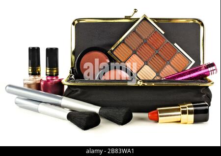 Makeup Bag mit verschiedenen Beige Hue Kosmetik isoliert auf weiß Stockfoto