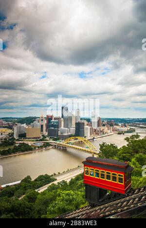 Downtown Pittsburgh von der Duquense Incline. Stockfoto