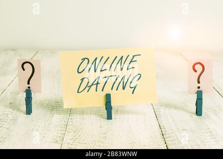 Konzeptionelle Handschreiben mit Online-Dating. Konzept bedeutet Praxis der Suche nach einem romantischen Partner im Internet zerfällt Blatt mit Papier Stockfoto
