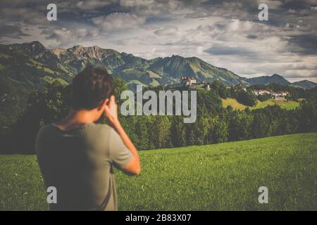 Fotograf fotografiert das prächtige, mittelalterliche Dorf Gruyères in der Schweiz Stockfoto
