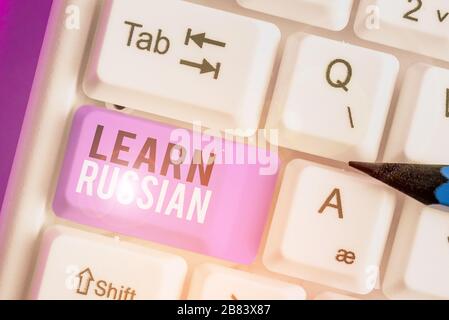 Hinweis zum Erlernen von Russisch. Geschäftskonzept zum Erwerb oder Erwerb von Kenntnissen über das sprechen und Schreiben von Russisch Stockfoto