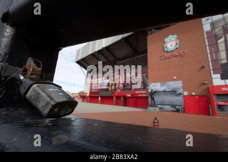 Ein allgemeiner Blick auf die verschlossenen Tore außerhalb von Anfield, dem Heimstadion des Liverpool Football Club, nachdem bekannt gegeben wurde, dass der professionelle Fußball in England sein wird Stockfoto